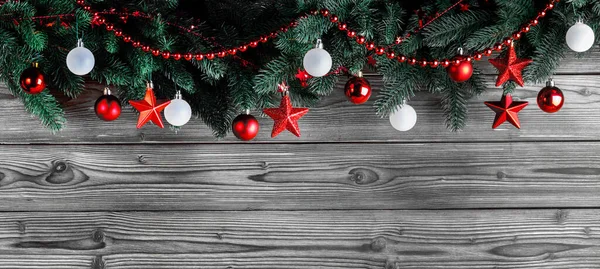 コピースペースと暗い木製の背景にモミの枝と赤と白のクリスマスボールとクリスマスの装飾 — ストック写真