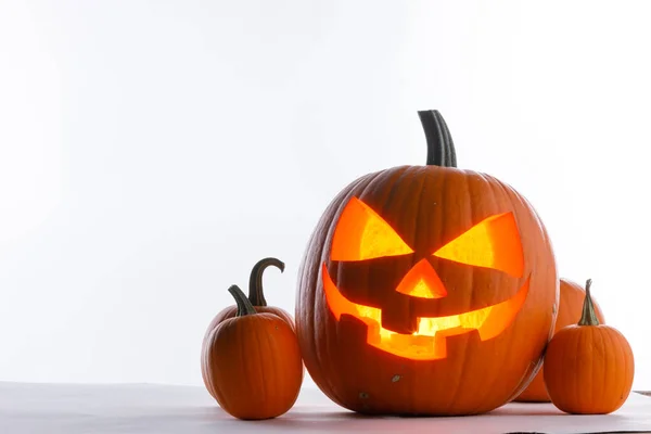 Halloween Pompoen Met Gesneden Gezicht Kaars Binnen Geïsoleerd Witte Achtergrond — Stockfoto