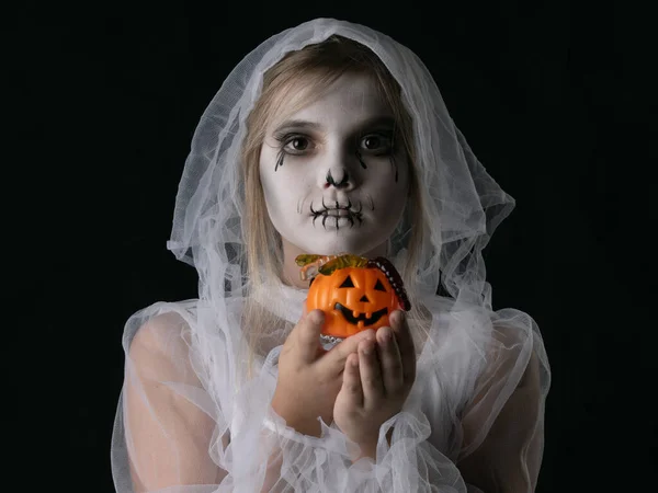 Dívka Halloween Duch Kostým Drží Halloween Dýně Koš Červí Bonbóny — Stock fotografie