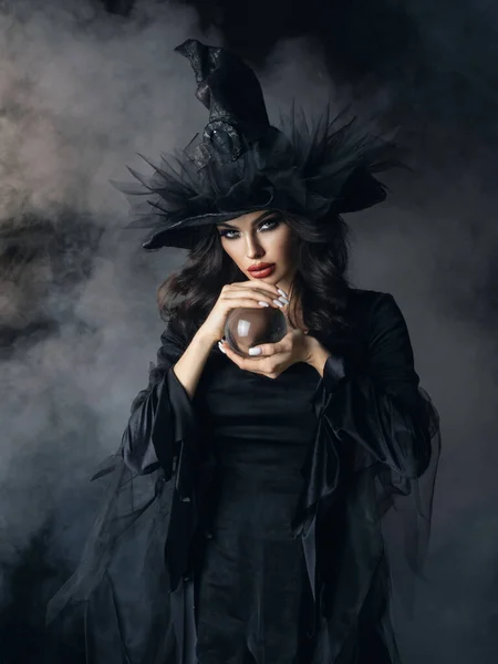 Donna Costume Strega Halloween Con Sfera Cristallo Bella Ragazza Modello — Foto Stock