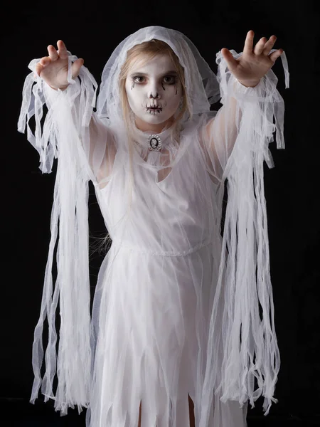Malá Dívka Halloween Duch Kostým Procházky Vás Studio Izolované Černém — Stock fotografie
