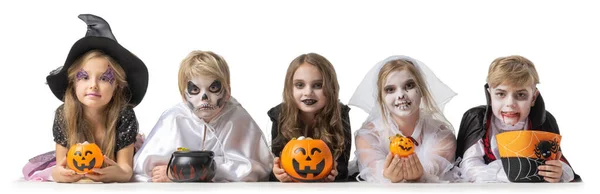 Skupina Dětí Luxusních Halloweenských Kostýmů Izolované Bílém Pozadí Jít Trik — Stock fotografie
