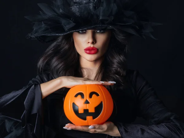 Žena Kostýmu Čarodějnice Držet Halloween Dýně Koš Pro Bonbóny Černém — Stock fotografie