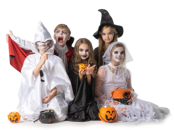 Skupina Dětí Luxusních Halloweenských Kostýmů Izolované Bílém Pozadí Jít Trik — Stock fotografie