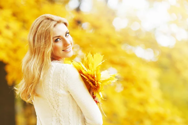 Mulher de outono sorridente — Fotografia de Stock