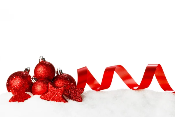 Vánoční dekorace ve sněhu — Stock fotografie