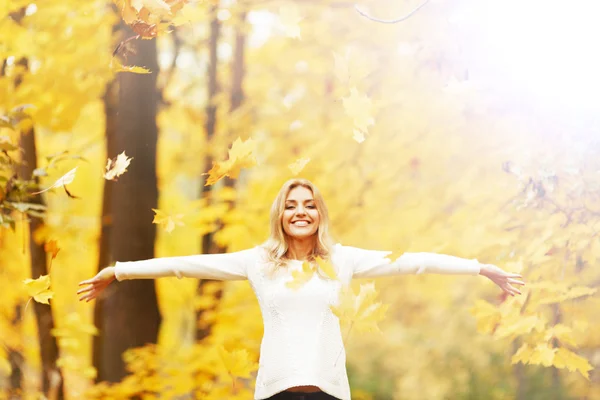 Happy herfst vrouw — Stockfoto