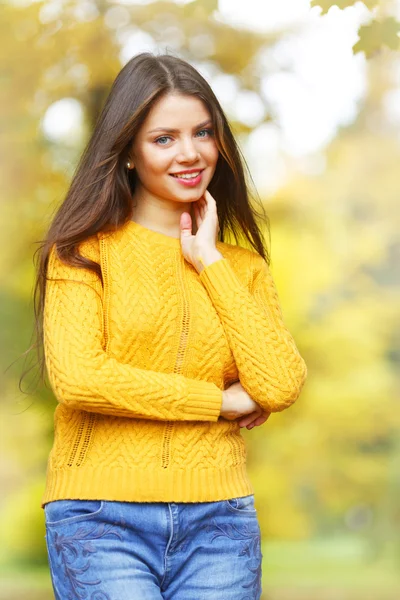 Joven morena en el parque otoño — Stock fotografie