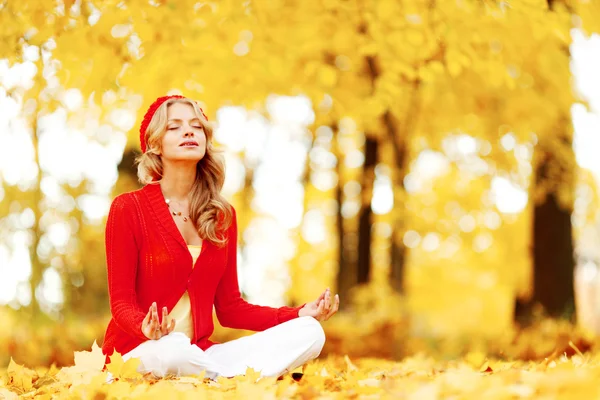 Yoga femme dans le parc d'automne — Photo