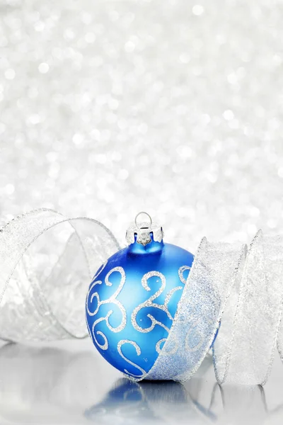 Belle boule bleue de Noël — Photo