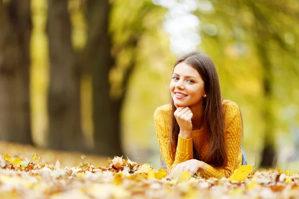 Femme mignonne couché dans le parc d'automne Images De Stock Libres De Droits