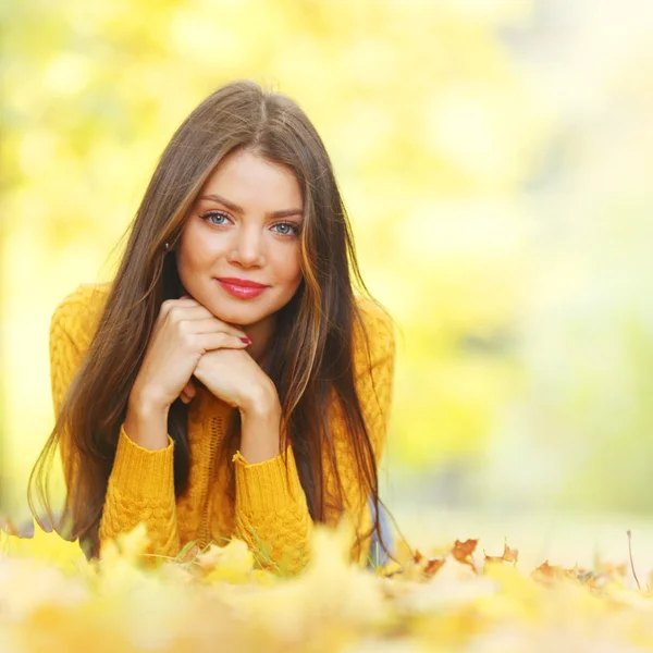 Mulher bonito que coloca no parque de outono — Fotografia de Stock