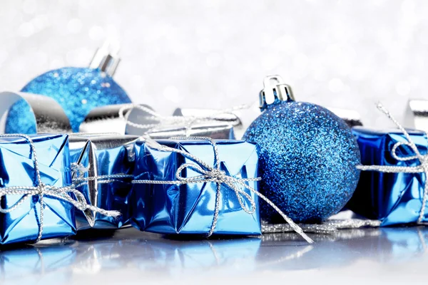 Julklappar och dekorativa bollar — Stockfoto