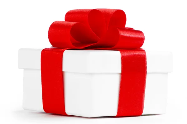 Bílá dárková krabička s červenou stuhou — Stock fotografie