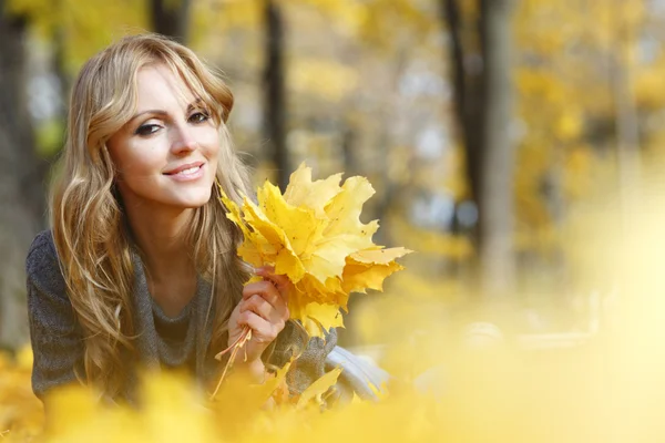 Donna nel parco d'autunno — Foto Stock