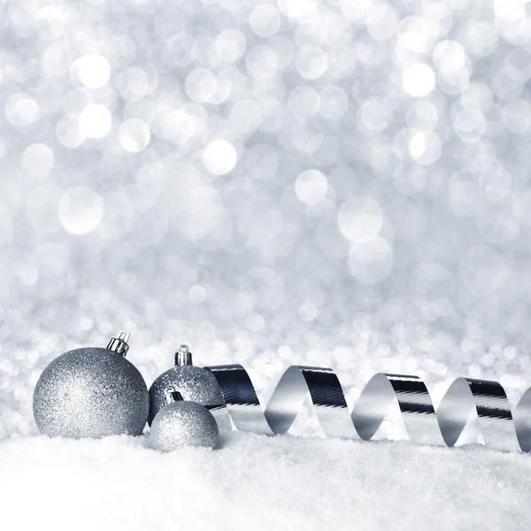雪の上のクリスマスの装飾 — ストック写真