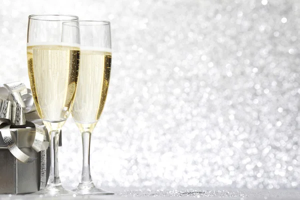 Şampanya ve hediye — Stok fotoğraf