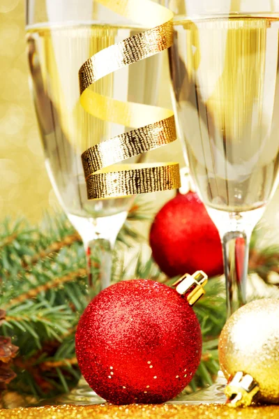 Champagne en kerstdecor — Stockfoto