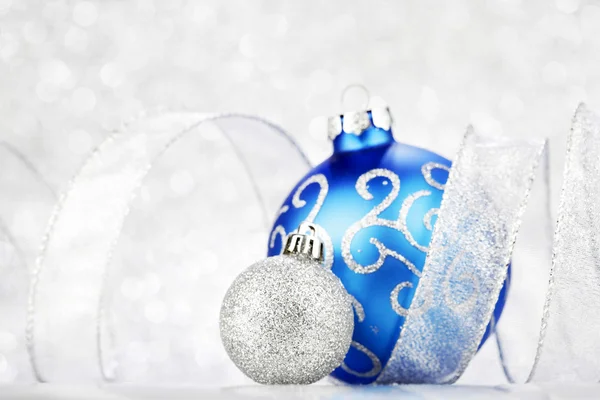 Hermosa bola de Navidad azul — Foto de Stock