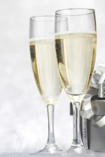 Champagne och nuvarande — Stockfoto