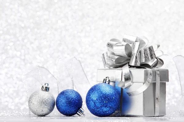 Weihnachtsgeschenk und dekorative Kugeln — Stockfoto