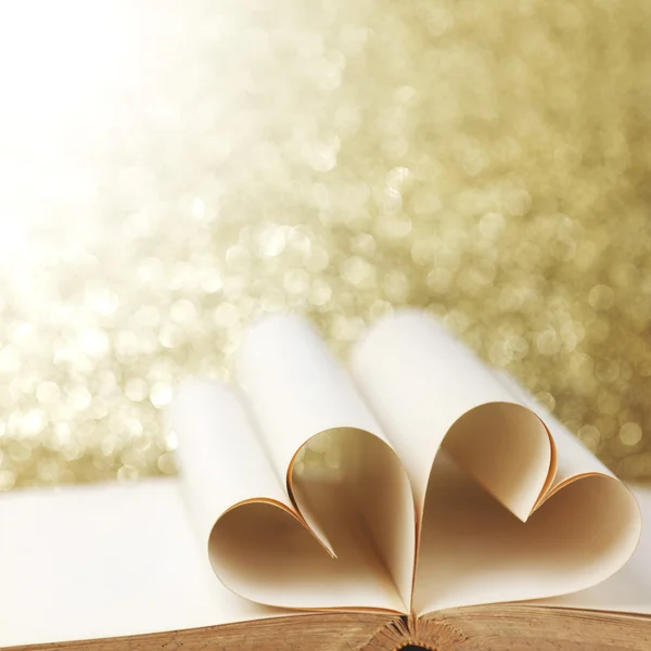 Heart shaped book pages — Stock Photo, Image