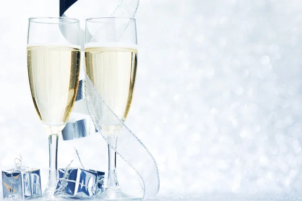 Champagner und Geschenke — Stockfoto