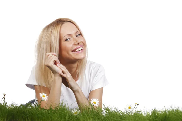 Vrouw op gras met bloemen — Stockfoto