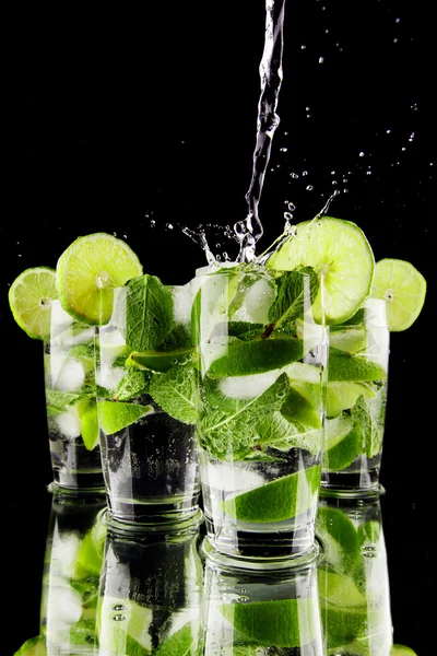 Pouring mojito — Stock Photo, Image