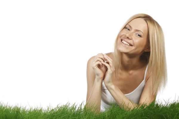Усміхнена жінка на траві — стокове фото