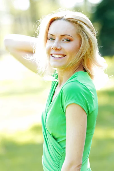 Smilng vrouw op park — Stockfoto