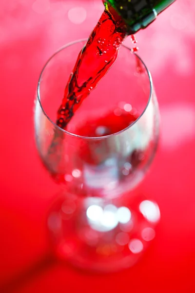 Vino rosso versando — Foto Stock