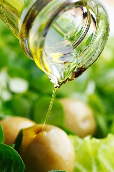 Verter aceite en la ensalada — Foto de Stock