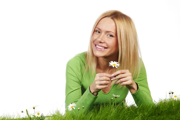 Vrouw op gras met bloemen — Stockfoto