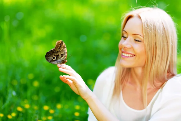Donna e farfalla — Foto Stock