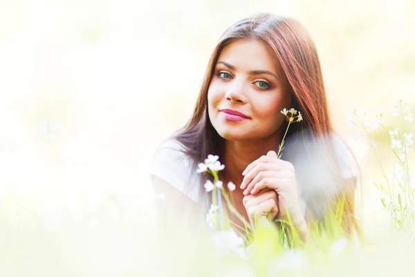 Jolie fille brune allongée sur l'herbe — Photo