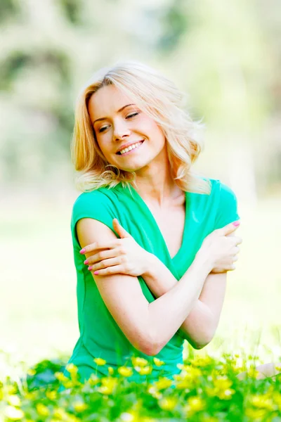 Woman sitting on grass — Stock Photo, Image