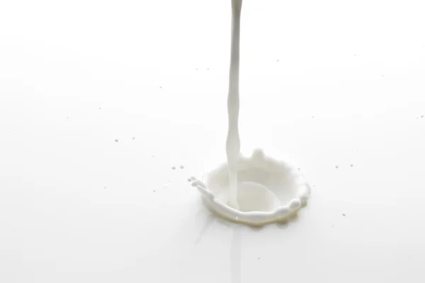 Wlewając mleko splash — Zdjęcie stockowe