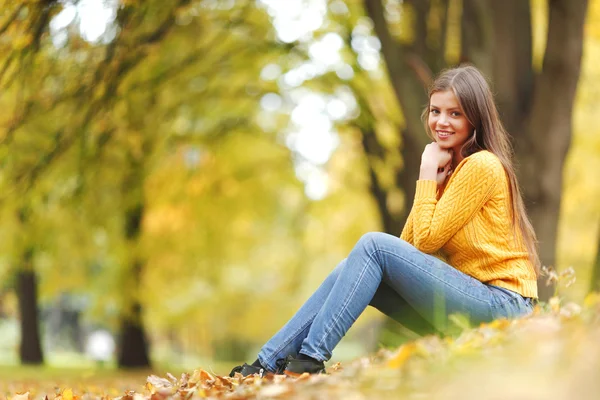 Mujer en el parque de otoño —  Fotos de Stock