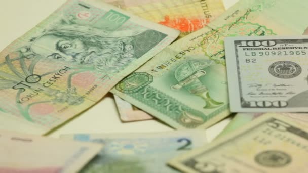 Pappers-pengar i olika länder — Stockvideo