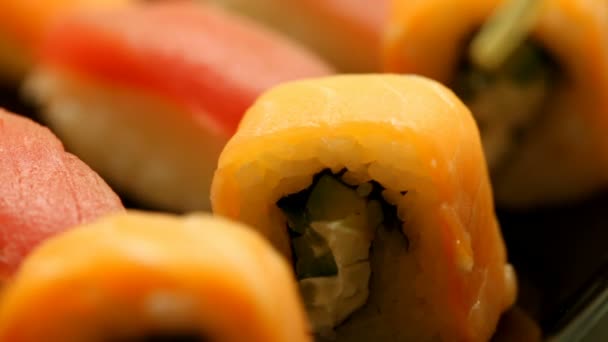 Prendre des rouleaux de sushi japonais avec des baguettes — Video