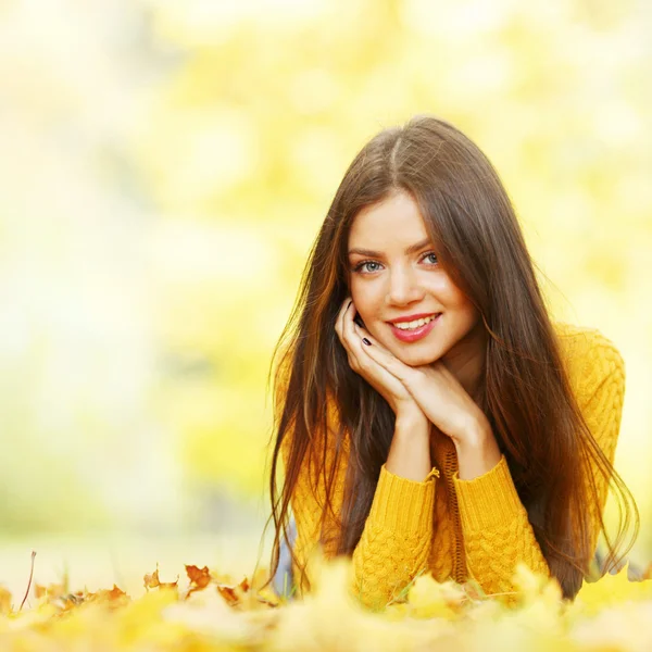 Leuke vrouw tot in de herfst park — Stockfoto