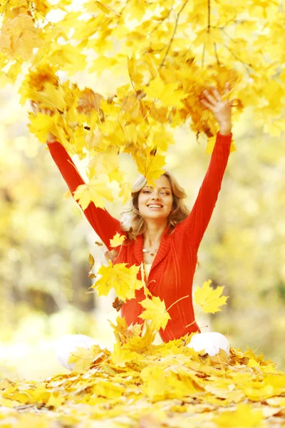 Mulher feliz no parque de outono — Fotografia de Stock