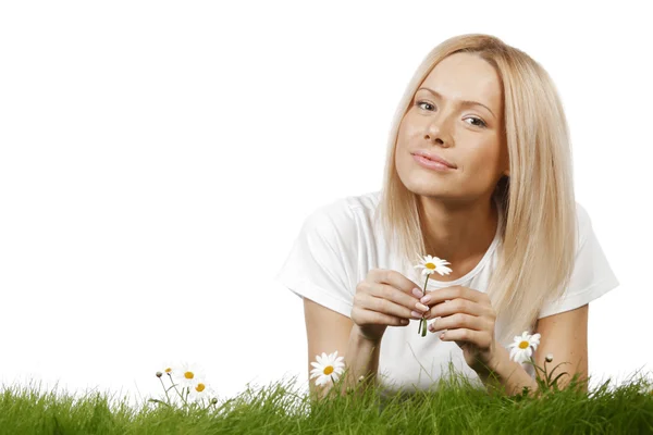 Vrouw op gras met bloemen — Stockfoto