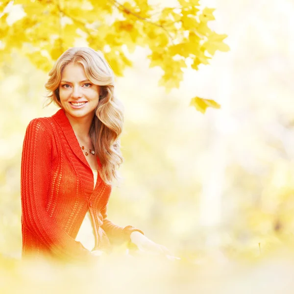 Femme assise dans le parc d'automne — Photo