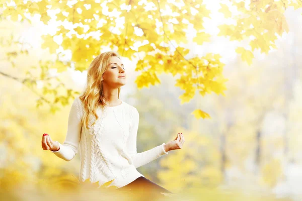 Yoga woman in autumn park — Stock Photo, Image