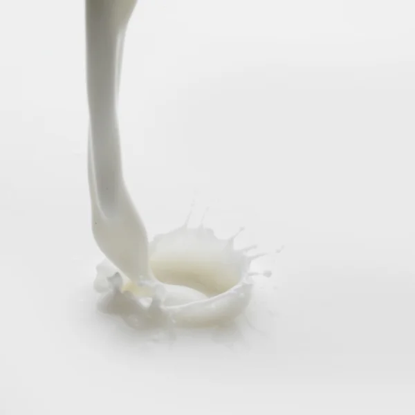 Nalévání mléka splash — Stock fotografie