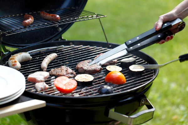 Vlees en worstjes op grill — Stockfoto