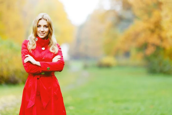 Mujer joven en el parque de otoño — Foto de Stock