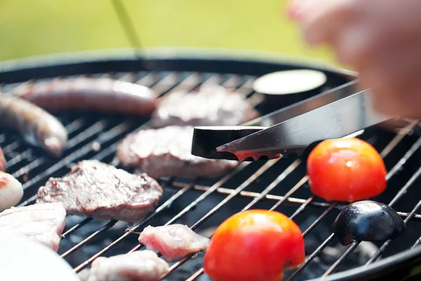 Vlees en worstjes op grill — Stockfoto